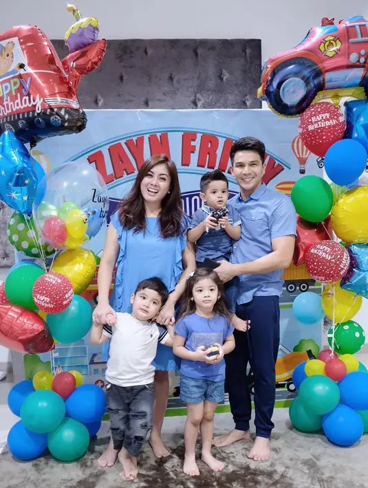 Pada ulang tahun kedua anak bungsunya ini, di dominazi warna biru. Balon warna-warni menghiasi ruangan tempat acara ulang tahun. (Instagram/dhenafrizzy)