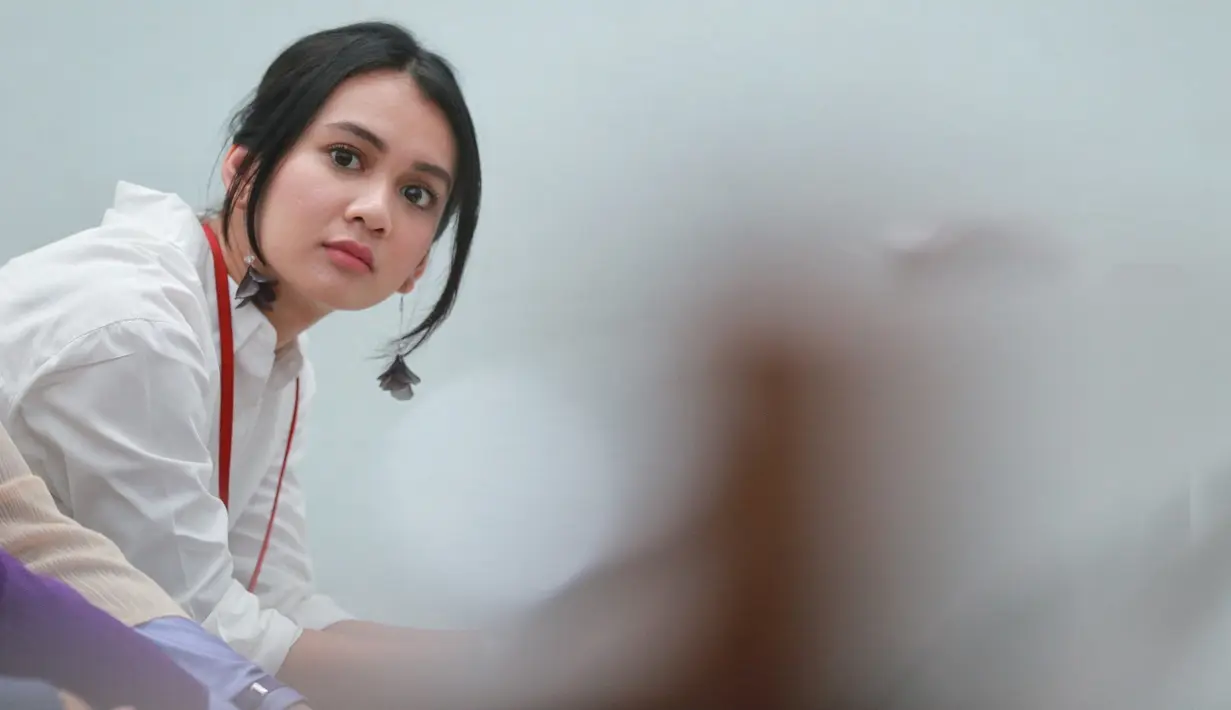 Kasus hilangnya kamera Dhea Annisa melalui jasa pengiriman DHL mulai disidangkan. Kamera seharga 200 juta yang akan di kirim ke Malang Jawa Timur hilang. (Adrian Putra/Bintang.com)