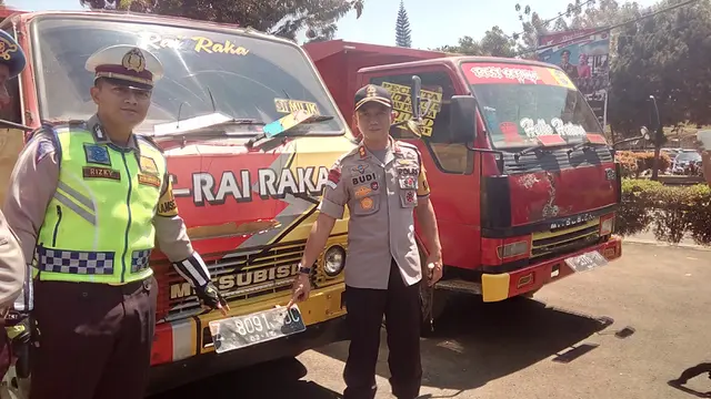 kapolres Garut AKBP Budi Satria Wiguna dan Kastreskrim AKP Rizky Adisaputro menunjukan pelanggaran yang dialami kendaraan pengangkut barang dalam operasi pekat Lodaya