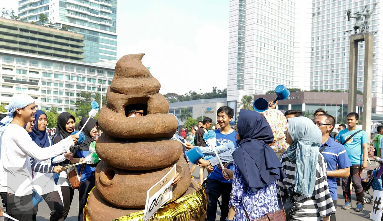 Sebuah maskot berbentuk kotoran ikut memeriahkan acara kampanye 'Toilet Sehat' saat Car Free Day (CFD) di Bundaran HI, Jakarta, Minggu (15/11/2015). (Liputan6.com/Yoppy Renato)