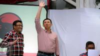 Cagub petahana DKI Jakarta, Basuki Tjahaja Purnama (tengah) mengangkat tangan jelang memberi keterangan di Jakarta, Rabu (15/2). Dalam keterangannya Ahok mengucapkan terima kasih kepada pendukungnya. (Liputan6.com/Helmi Fithriansyah)