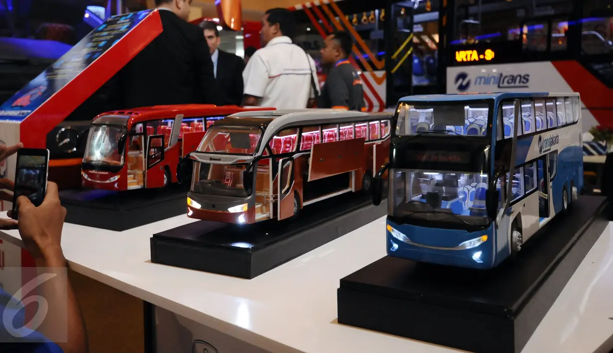 Pengunjung memotret miniatur bis Transjakarta yang dipamerkan saat pameran INAPA 2017 di JIExpo Kemayoran, Jakarta, Rabu (29/3). Pameran ini berlangsung di Hall B1 JIExpo Kemayoran. (Liputan6.com/Helmi Fithriansyah)