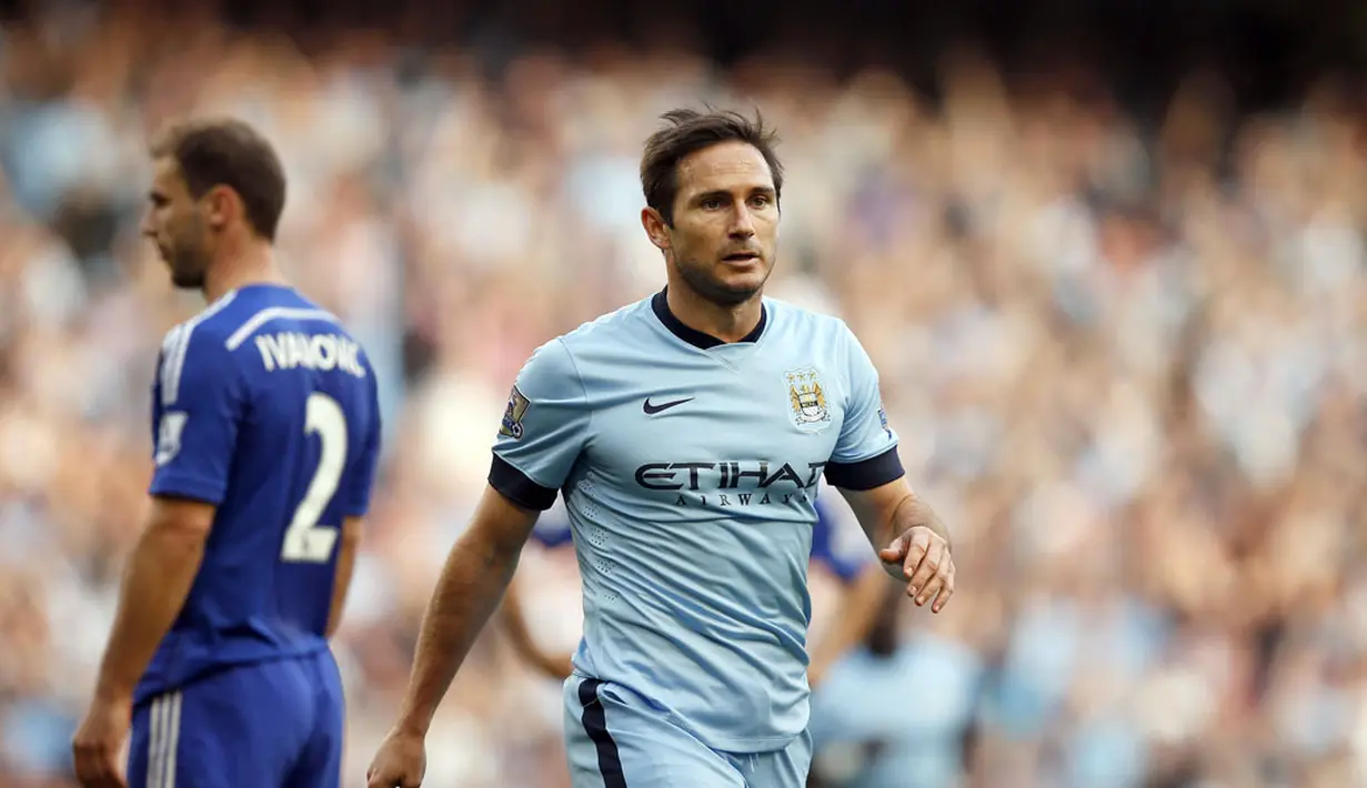 Gelandang Manchester City, Frank Lampard (kanan), meninggalkan mantan rekan setimnya Branislav Ivanovic, usia menjebol gawang Chelsea di laga lanjutan Liga Primer Inggris di Stadion Etihad, (21/9/2014). (REUTERS/Andrew Yates)