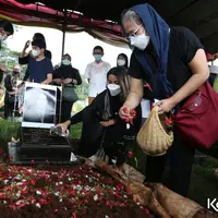 Pemakaman Ayah Nirina Zubir (Budy Santoso/Kapanlagi.com)