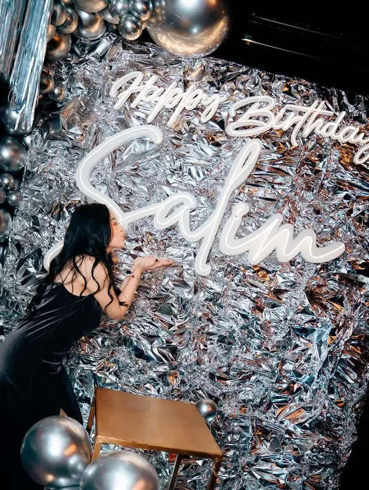 Ia tampil tak berlebihan dengan sebuah dress velvet berwarna hitam yang cantik. [Foto: Instagram/rachelvennya]