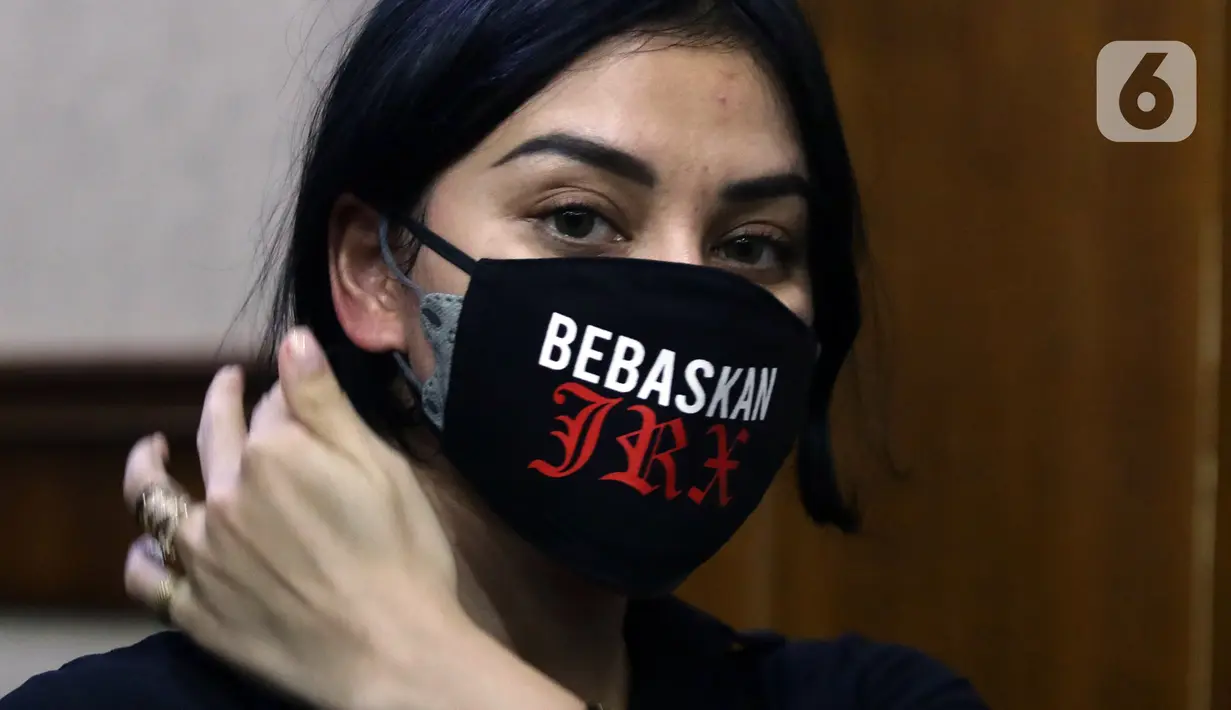 Nora Alexandra saat menghadiri sidang pembacaan putusan atas kasus dugaan pengancaman terhadap pegiat media sosial Adam Deni dengan terdakwa musisi I Gede Ari Astina alias Jerinx di Pengadilan Negeri (PN) Jakarta Pusat, Kamis (24/2/2022). (Liputan6.com/Helmi Fithriansyah)