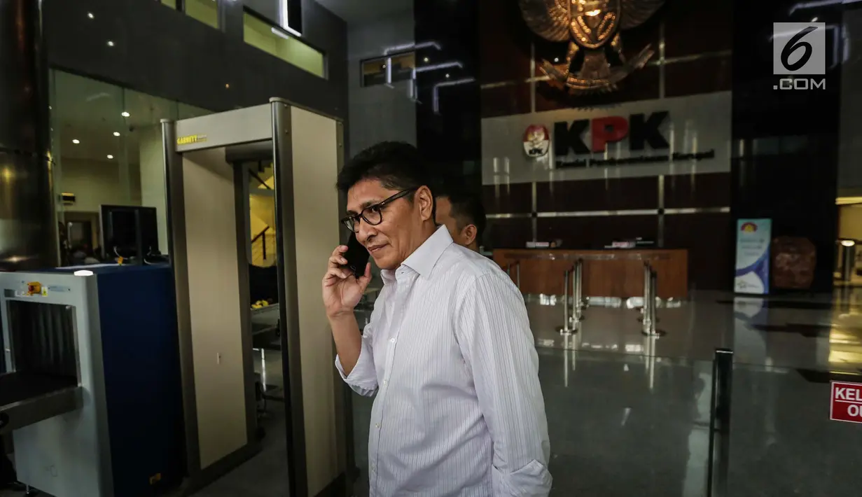Mantan anggota Badan Anggaran (Banggar) DPR, Mirwan Amir usai menjalani pemeriksaan di Gedung KPK, Jakarta, Kamis (4/1). Mirwan diperiksa sebagai saksi terkait kasus dugaan korupsi proyek pengadaan e-KTP. (Liputan6.com/Faizal Fanani)