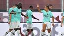 Pemain Inter Milan Alexis Sanchez (kanan) merayakan golnya ke gawang  Genoa pada pertandingan Serie A di Stadion Luigi Ferraris, Genoa, Italia, Sabtu (25/7/2020. Inter Milan mengalahkan Genoa 3-0. (Tano Pecoraro/LaPresse via AP)