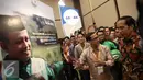 Presiden Joko Widodo berbincang dengan pendiri Go-Jek Nadiem Makarim usai pembukaan Indonesia Fintech Festival & Conference di Tangerang, Selasa (30/8). Fintech merupakan industri jasa keuangan berbasis teknologi digital. (Liputan6.com/Faizal Fanani)