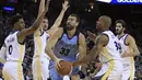 Pemain Memphis Grizzlies, Marc Gasol (33)  mencoba keluar dari kepungan para pemain Warriors pada laga NBA basketball games di ORACLE Arena, Oakland (20/12/2017). Warriors menang 97-84. (AP/Ben Margot)