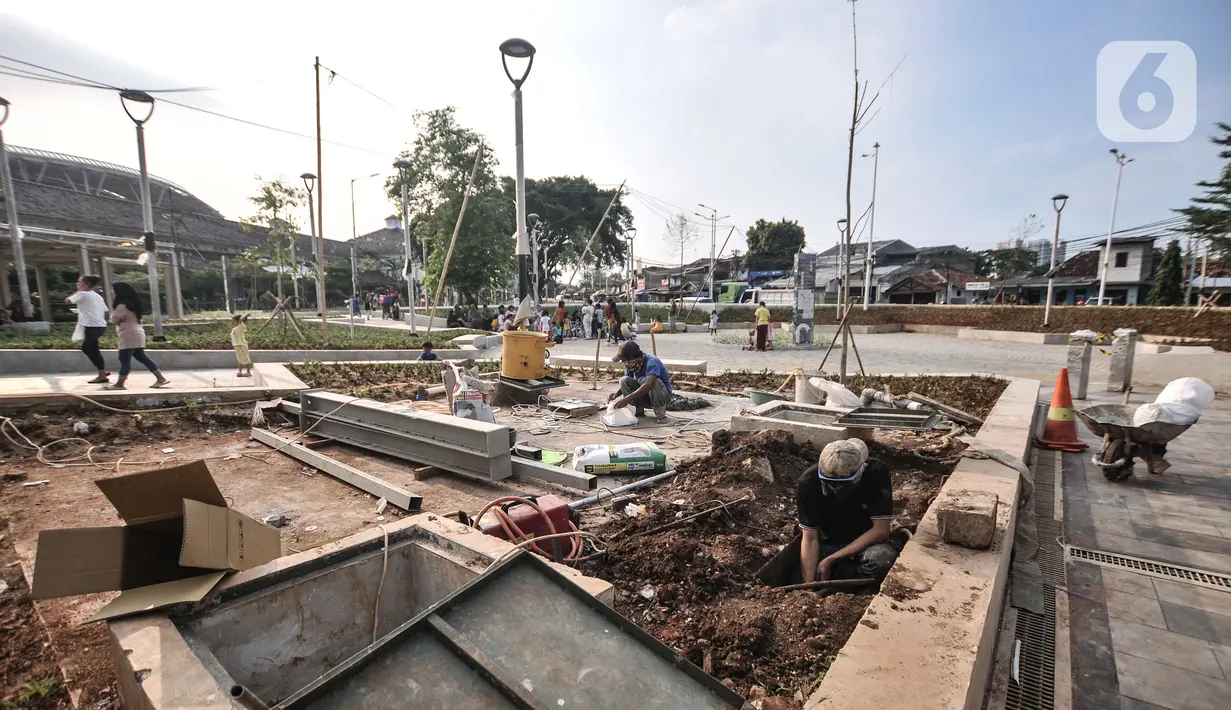Pekerja menyelesaikan proyek revitalisasi Stasiun Manggarai, Jakarta, Kamis (30/9/2021). Revitalisasi Stasiun Manggarai bagian dari empat stasiun terpadu di Ibu Kota yang terintegrasi dengan moda transportasi lainnya. (merdeka.com/Iqbal S. Nugroho)