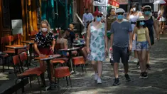 Turis berjalan-jalan di distrik Montmartre, Paris pada Senin (10/8/2020). Pemerintah Kota Paris mengumumkan masker wajib dipakai di area luar ruangan yang ramai di ibu kota Prancis itu mulai Senin (10/8) untuk mengendalikan peningkatan tingkat infeksi virus corona. (AP Photo/Michel Euler)