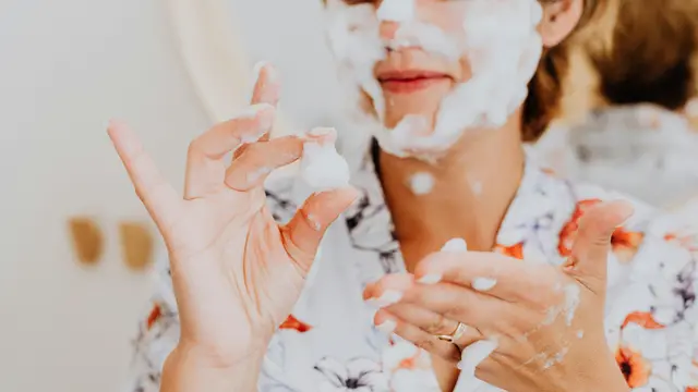 Kulit Terasa Tertarik Setelah Mencuci Muka? Berikut Tips untuk Mengurangi Sensasi Kesat pada Wajah