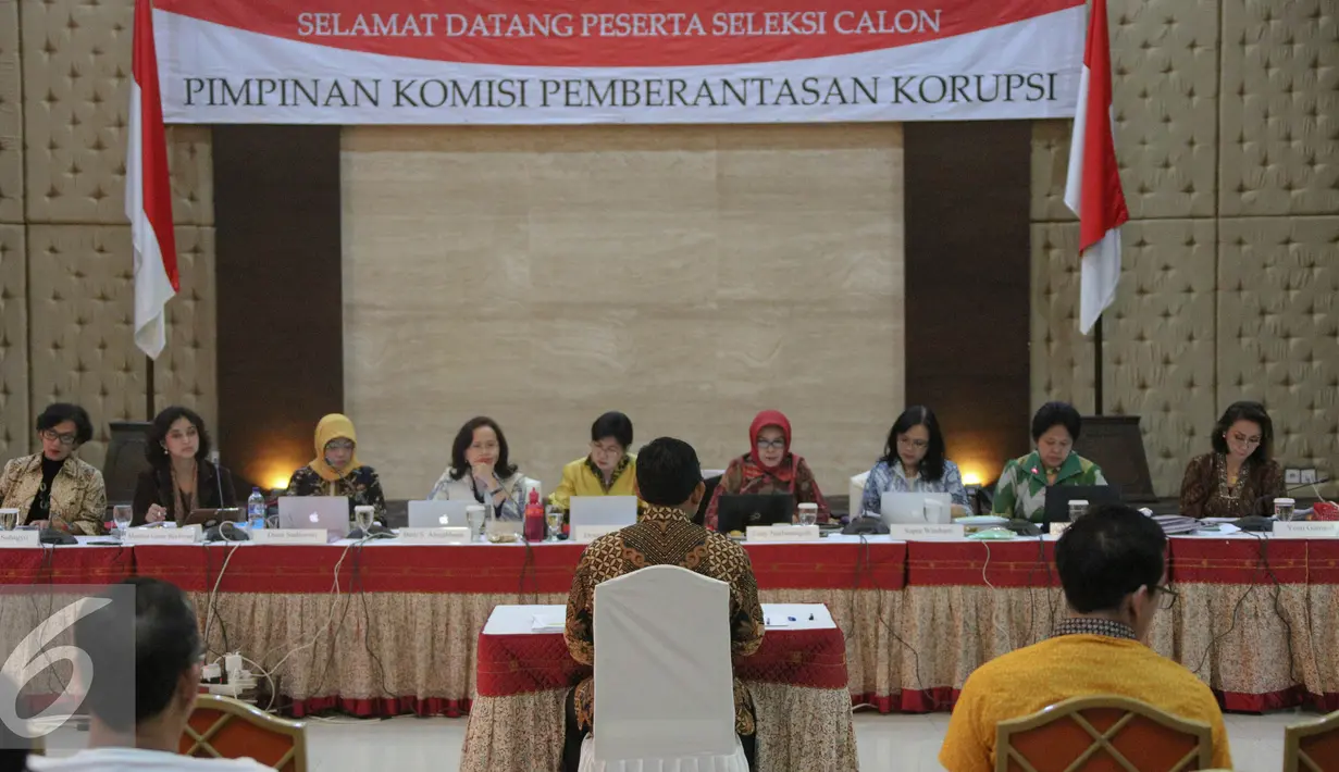 Sembilan orang anggota Pansel KPK mewawancarai calon pimpinan KPK, Giri Suprapdiono di Gedung Sekretariat Negara, Jakarta, Selasa (25/8/2015). Pada hari ini tujuh capim KPK mengikuti wawancara tahap akhir. (Liputan6.com/Faizal Fanani)