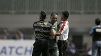 Pemain PS TNI, Wawan Febrianto (tengah) merayakan gol bersama pelatih saat melawan Mitra Kukar pada lanjutan Liga 1 2017 di Stadion Pakansari, Bogor (27/9/2017). PS TNI unggul sementara 2-0. (Bola.com/Firdhy Estrina)