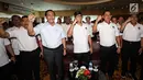 Jenderal purnawirawan Luhut Binsar Panjaitan, Ketua Tim Cakra19 Andi Widjajanto, dan para purnawirawan Jenderal TNI salam tos saat Deklarasi Dukungan Jokowi-Ma’ruf Amin sebagai Capres-Cawapres 2019 di Jakarta, Minggu (12/8). (Liputan6.com/Fery Pradolo)