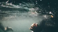 Ilustrasi orang tenggelam. (dok. Tim Marshall/Unsplash)