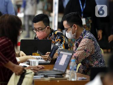 Karyawan dan staf kesekjenan DPR melakukan pelaporan Surat Pemberitahuan Tahunan (SPT) Pajak Pribadi di Gedung DPR, Senayan, Jakarta, Selasa (21/3/2023). (Liputan6.com/Johan Tallo)