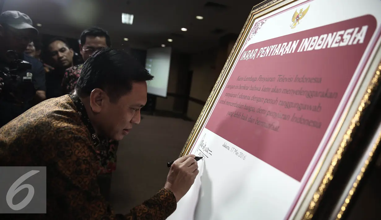 Dirut Indosiar, Drs. Imam Sudjarwo menandatangani perjanjian ikrar penyiaran Indonesia hadir saat acara penutupan Evalusi Dengar Pendapat (EDP) di kantor KPID, Jakarta, Selasa (17/5/2016). (Liputan6.com/Faizal Fanani)