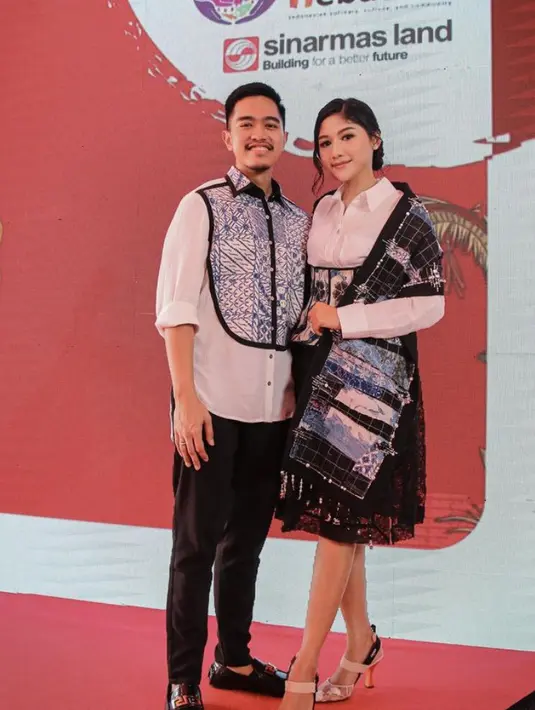 Erina Gudono tampil dengan kemeja putih yang dipadukan korset dan selendang motif batik, serta rok batiknya. [@erinagudono]
