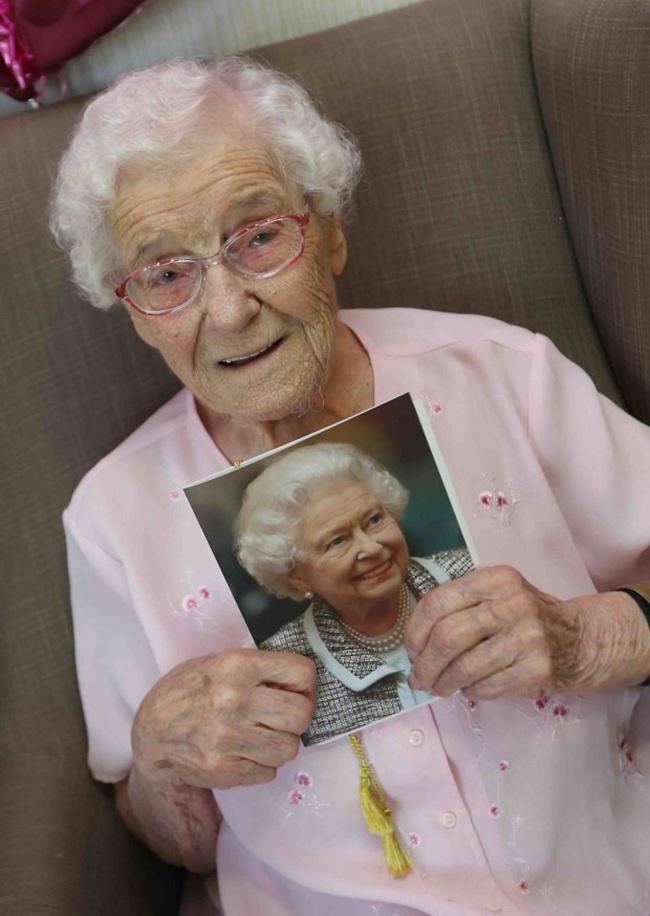 Nenek Ivy adalah orang yang ceria dan ramah | Photo: Copyright metro.co.uk