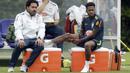 Pemain Brasil, Fred hanya menyaksikan rekan-rekannya berlatih setelah mengalami cedera pada sesi latihan di lapangan latihan Tottenham Hotspur football club, Inggris, (7/6/2018). Fred mengalami masalah di engkel kaki. (AP/Matt Dunham)