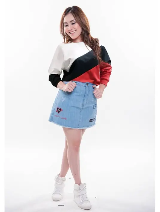 Bagaimana penampilan Ayu Ting Ting yang satu ini? Masih cocok khan dibandingin dengan ABG? (Foto: instagram.com/ayutingting92)