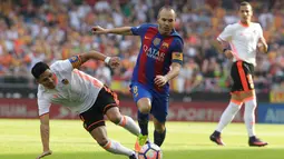 Gelandang Barcelona, Andres Iniesta, melewati hadangan gelandang Valencia, Enzo Perez, pada laga La Liga di Stadion Mestalla, Valencia, Sabtu (22/10/2016). Barcelona menang 3-2 atas Valencia. (Reuters/Heino Kalis)