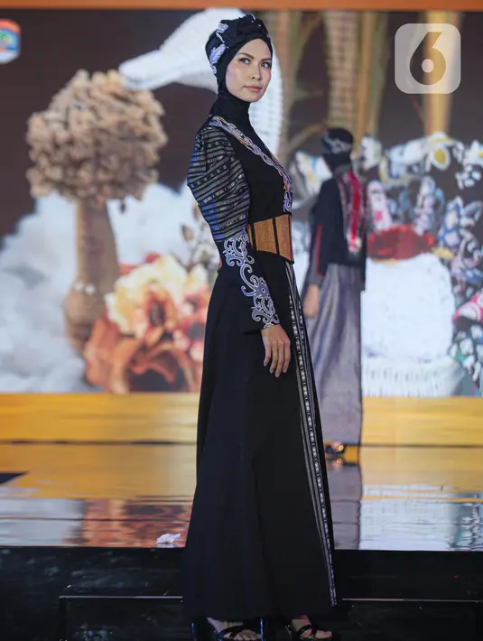 Model mengenakan busana rancangan Wignyo saat peragaan busana dalam gelaran Festival 6 2023 di Senayan Park, Jakarta, Minggu (9/7/2023). (Liputan6.com/Faizal Fanani)