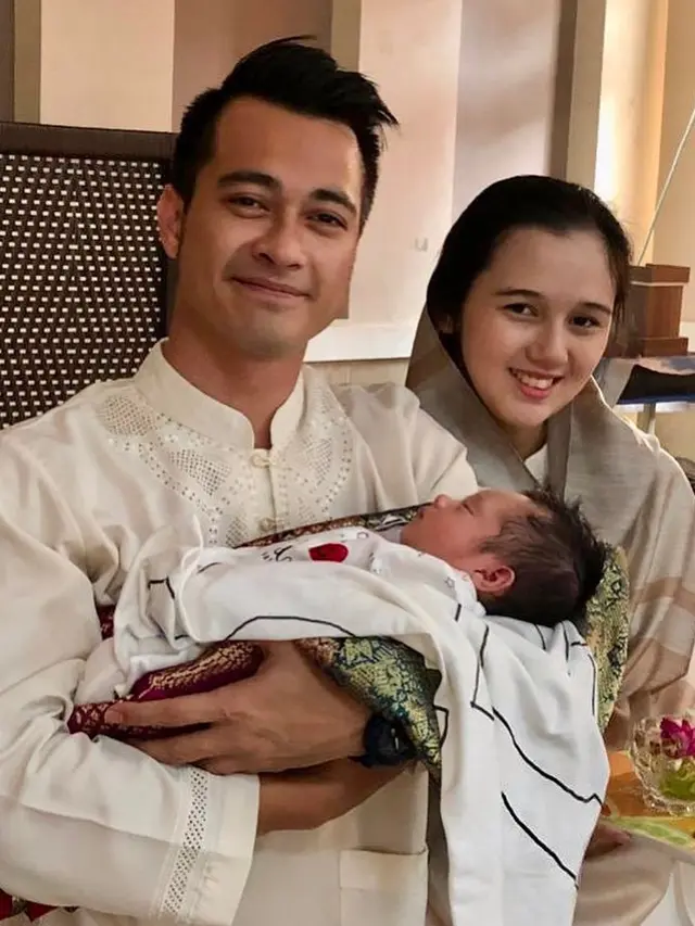 Jarang Tersorot, Ini 6 Potret Kebersamaan Eza Gionino dan Keluarga Kecilnya