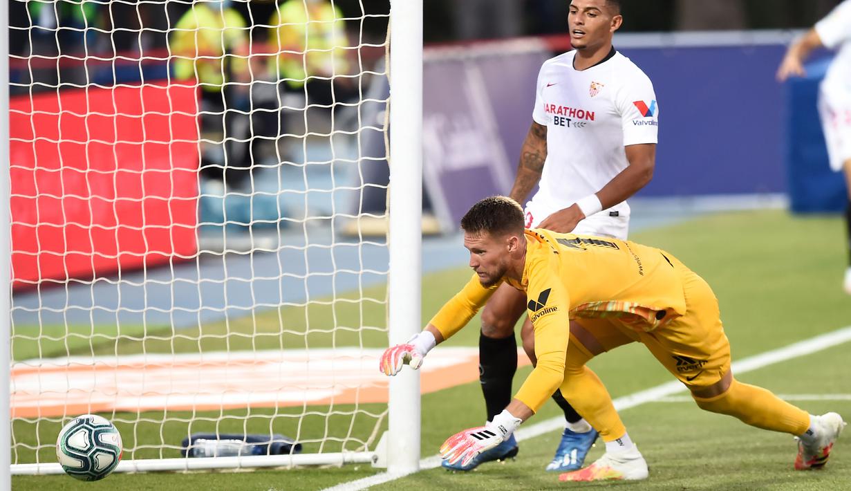Pemain Sevilla, Diego Carlos, melakukan gol bunuh diri saat melawan Levante pada laga La Liga di Estadio Camilo Cano, Selasa (16/6/2020). Kedua tim bermain imbang 1-1. (AFP/Jose Jordan)