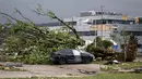 Badai berlalu dengan cepat tetapi angin kencang menyebabkan kerusakan yang signifikan. (Fabrice COFFRINI / AFP)