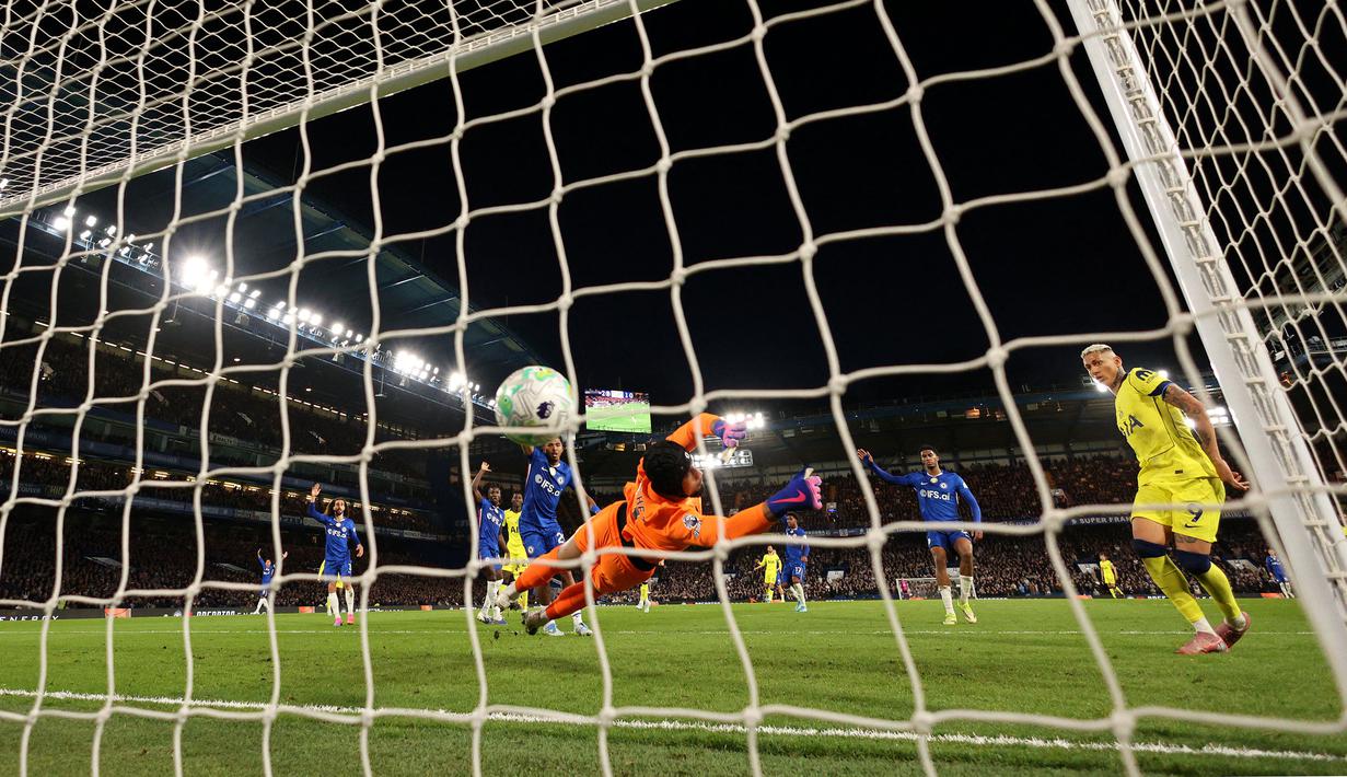 Gol Richarlison pada menit ke-73 sempat memberikan harapan untuk Tottenham Hotspur. Sayangnya, skor 2-1 untuk kemenangan Chelsea tak berubah hingga wasit meniup peluit tanda akhir pertandingan. (AFP/Adrian Dennis)