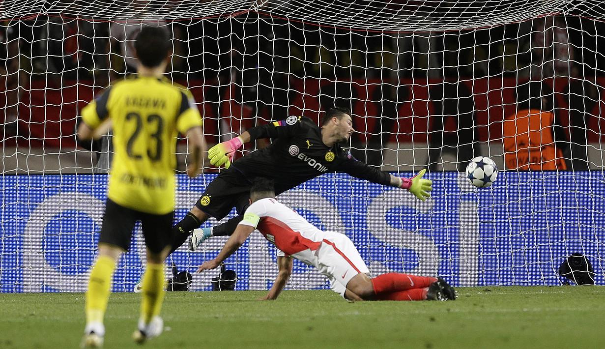 Striker AS Monaco, Radamel Falcao, berhasil menjebol gawang Borussia Dortmund melalui tandukan kepalanya. Sebelumnya AS Monaco juga menang 3-2 di markas Borussia Dortmund pekan lalu. (AP Photo/Claude Paris)