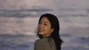 Perempuan berusia 18 tahun juga suka menikmati pantai saat momen matahari terbenam atau sunset. Senyum manis Zee terlihat dengan background pantai dan sedikit semburat jingga dari senja. Foto cantiknya ini banjir pujian. (Liputan6.com/IG/@jkt48.zee)