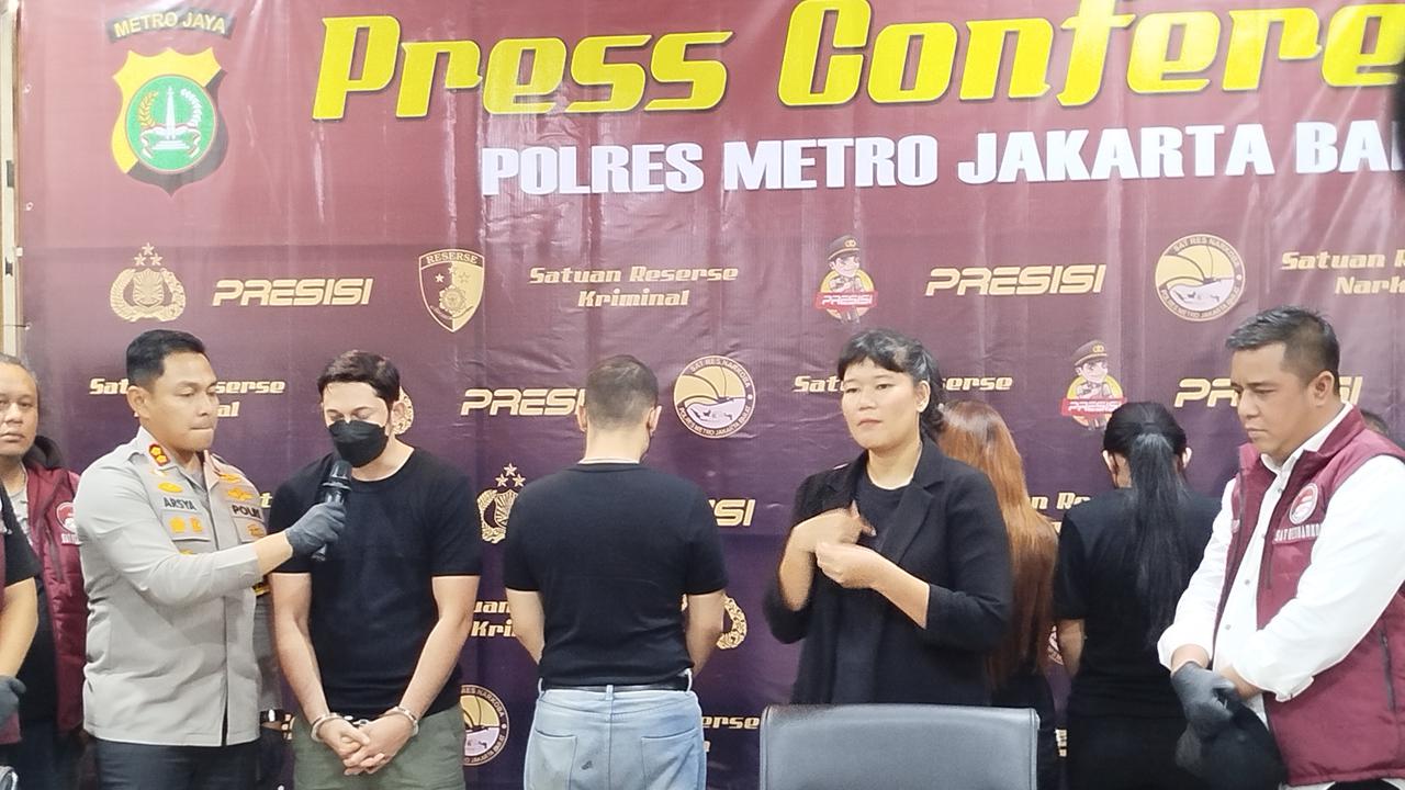 Wakapolres Metro Jakarta Barat AKBP Teuku Arsya Khadafi saat konferensi pers terkait kasus narkoba dengan tersangka artis Andrew Andika, Selasa (1/10/2024). (Liputan6.com/Ady Anugrahadi)