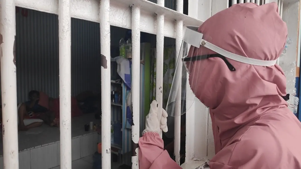 Petugas medis Lapas Perempuan Pekanbaru mengecek kondisi warga binaan.