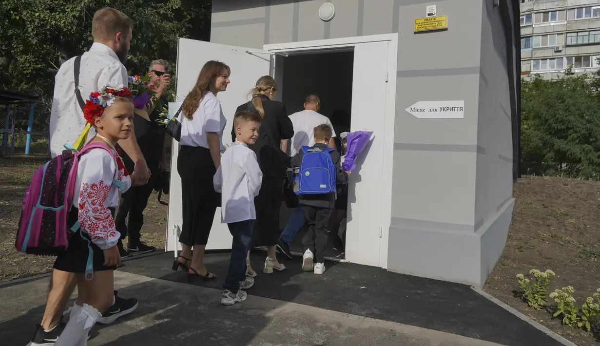 Mereka tetap bersekolah meski Kyiv dihantam rentetan rudal Rusia pada pagi hari, menyebabkan kebakaran, kerusakan bangunan, dan objek infrastruktur. (AP Photo/Andrii Marienko)