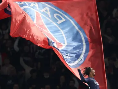 Penyerang Paris Saint-Germain (PSG) Bradley Barcola merayakan gol kedua timnya saat pertandingan sepak bola leg pertama babak 16 besar Liga Champions melawan Real Sociedad di Stadion Parc des Princes, Paris, pada 14 Februari 2024. (FRANCK FIFE/AFP)