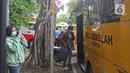 Sejumlah pasien Covid-19 Tanpa Gejala saat memasuki bus sekolah di Puskesmas Kecamatan Cilandak, Jakarta, Kamis (4/2/2021). Sehingga total kasus positif bertambah menjadi 1.123.105 orang. (Liputan6.com/Herman Zakharia)