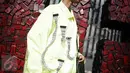 Seorang aktivis mengenakan busana yang dirancang dari limbah kabel saat menggelar aksinya di CFD di Jakarta, Minggu (26/2). Laporan dari United Nations University bahwa Indonesia menghasilkan745 kiloton limbah elektronik. (Liputan6.com/Faizal Fanani)