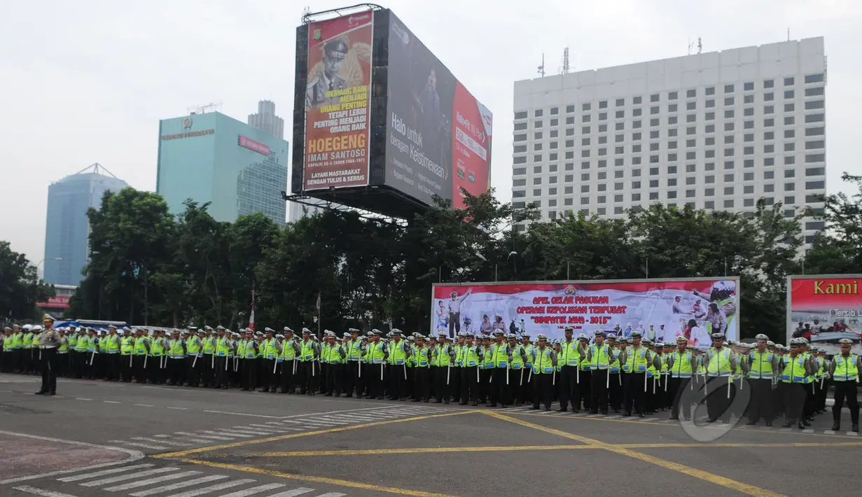 Ribuan personel polisi lalu lintas mengikuti apel Gelar Pasukan Ops Simpatik Jaya 2015 di Lapangan Ditlantas Polda Metro Jaya, Rabu (1/4/2015). (Liputan6.com/Herman Zakharia)
