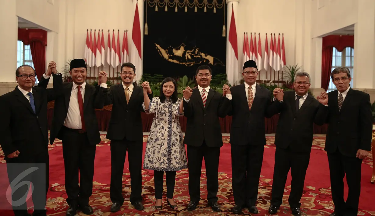 Para anggota komisioner KPU berfoto seusai  pelantikan Hasyim Asy’ari di Istana Negara, Jakarta, Senin (29/8). Pelantikan dihadiri beberapa menteri Kabinet Kerja, pimpinan lembaga tinggi negara dan juga hadir pimpinan DPR/MPR. (Liputan6.com/Faizal Fanani)