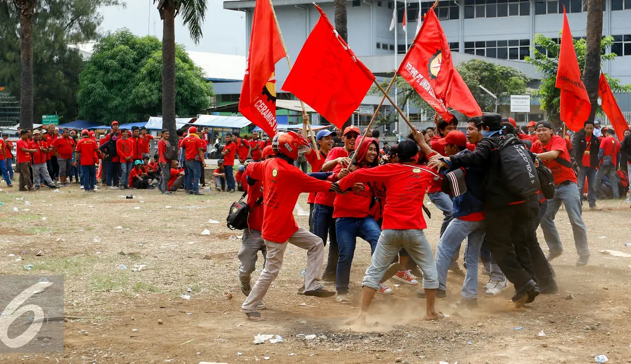 Ratusan buruh menggelar aksi demo di kawasan industri Pulogadung, Jakarta, Selasa (24/11/2015). Buruh menuntut dicabutnya Peraturan Pemerintah No 78 Tahun 2015 tentang Pengupahan. (Liputan6.com/Yoppy Renato)