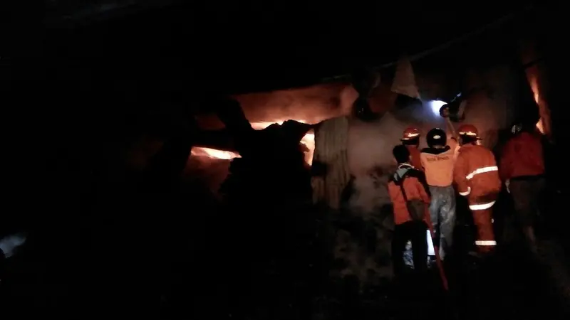 Pabrik Kayu Terbakar Hebat, Api Berkobar hingga 7 Meter