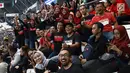 Suporter kenakan kaus hitam memberi dukungan kepada tim bola voli putra Indonesia dalam babak perempat final bola voli putra Asian Games 2018 di Volley Indoor Jakarta, Selasa (28/8). (Liputan6.com/Fery Pradolo)