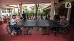 Penyandang disabilitas mengikuti lomba tenis meja dalam rangka perayaan Hari Ulang Tahun (HUT) ke-78 Republik Indonesia (RI) di Wisma Cheshire, Cilandak, Jakarta, Kamis (17/8/2023). Puluhan penyandang disabilitas mengikuti berbagai perlombaan sebagai bentuk solidaritas dan memupuk rasa cinta Tanah Air. (Liputan6.com/Faizal Fanani)