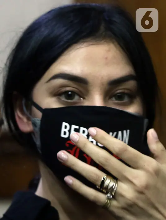 Nora Alexandra saat menghadiri sidang pembacaan putusan atas kasus dugaan pengancaman terhadap pegiat media sosial Adam Deni dengan terdakwa musisi I Gede Ari Astina alias Jerinx di Pengadilan Negeri (PN) Jakarta Pusat, Kamis (24/2/2022). (Liputan6.com/Helmi Fithriansyah)