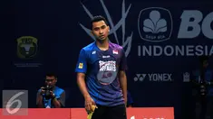 Pebulutangkis tunggal putra Indonesia, Tommy Sugiarto berjalan lesu saat laga melawan pemain Hong Kong, Wei Nan di BCA Indonesia Open 2016 di Istora Senayan Jakarta, Rabu (1/6/2016). Tommy kalah 16-21, 14-21. (Liputan6.com/Helmi Fithriansyah)