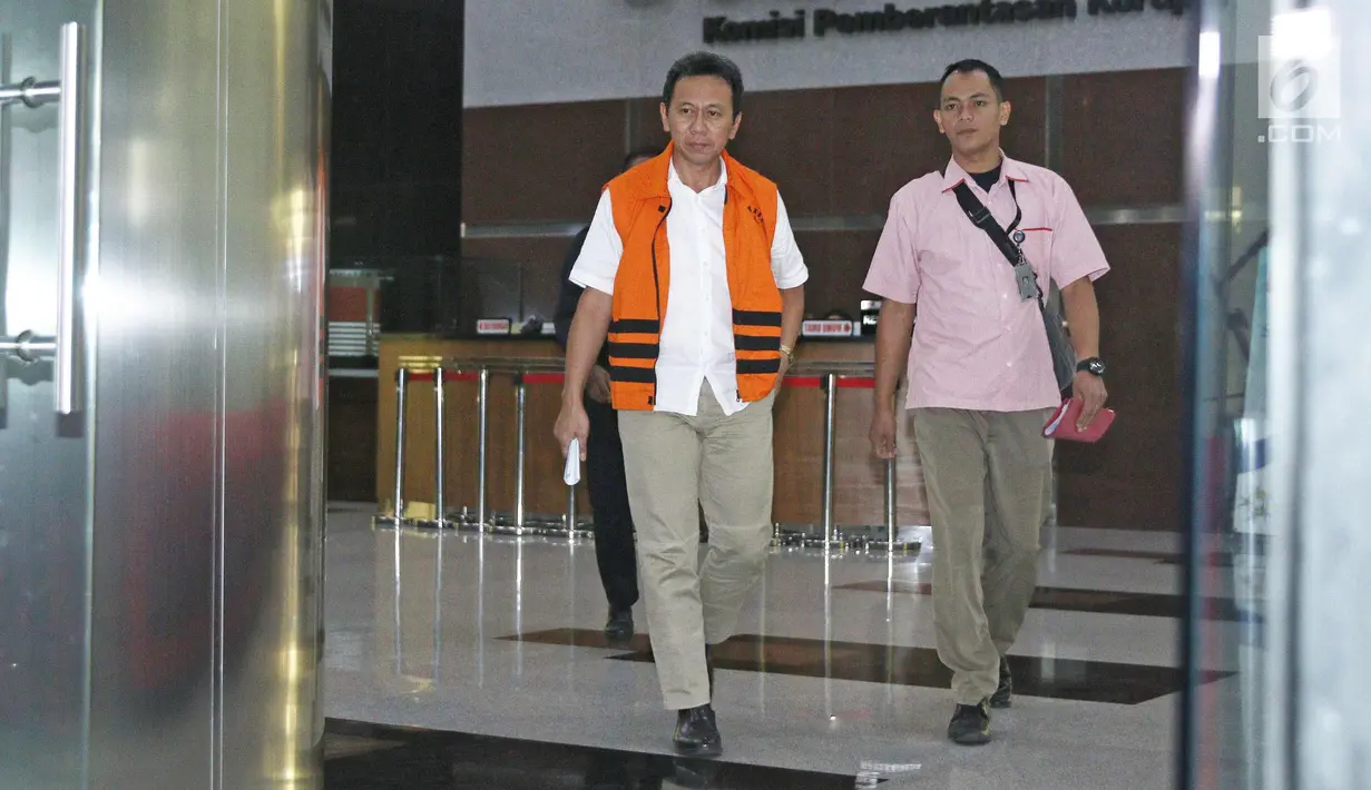 Tersangka Bupati Kebumen (nonaktif) Mohammad Yahya Fuad berjalan keluar gedung KPK, Jakarta, Kamis (8/3). Mohammad Yahya Fuad diperiksa terkait kasus pengadaan barang dan jasa menggunakan dana APBD Kabupaten Kebumen 2016. (Liputan6.com/Herman Zakharia)